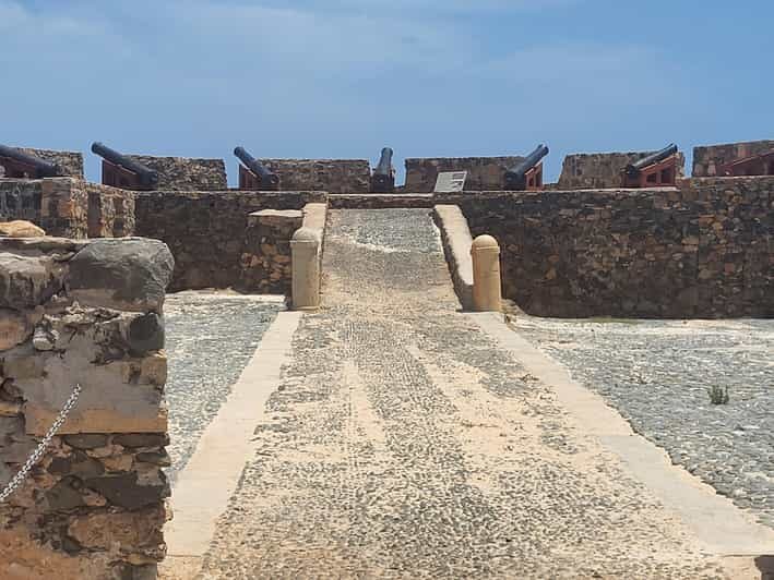 Boa Vista: Motoryacht Trip with Fishing, Snorkel, Beach BBQ - Snorkeling around Sal Rei Islet: what to do with your 45 minutes