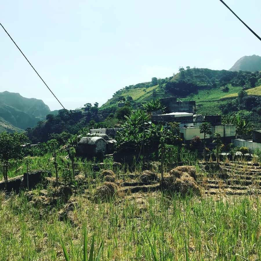 Paúl hike, the green garden - Waterfalls and mountain views, with frequent scene changes
