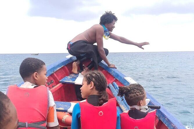 Spectacular experience with sea turtles - From Mindelo Pickup to the Quick Ride to São Pedro